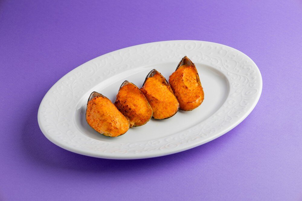 Мидии запеченные  в соусе с икрой летучей рыбы