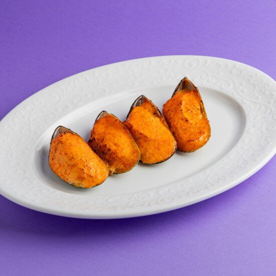 Мидии запеченные  в соусе с икрой летучей рыбы