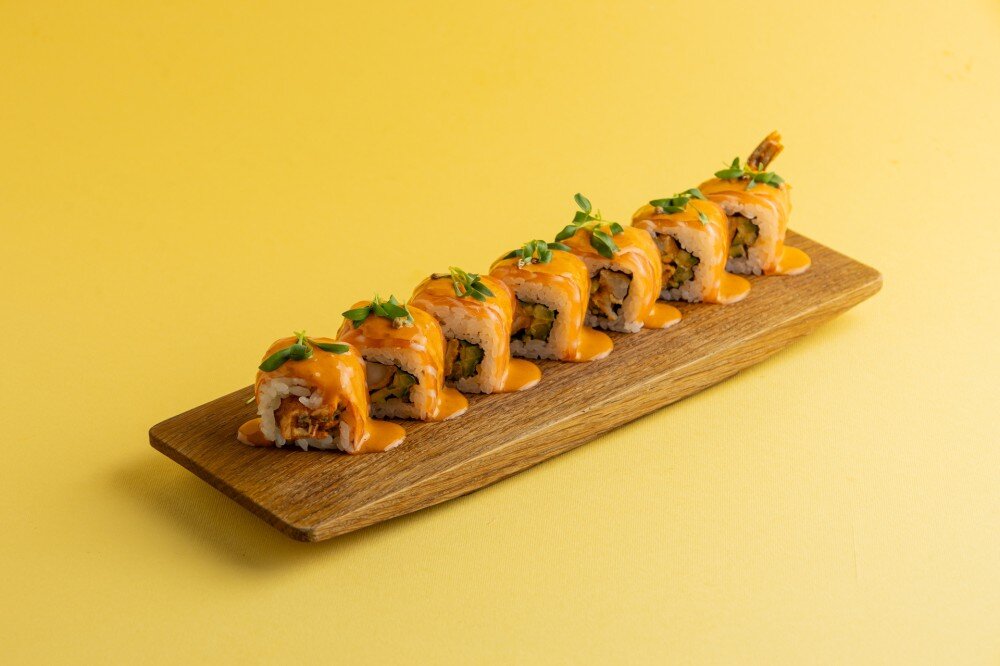 Ролл с лососем, креветкой и соусом том ям