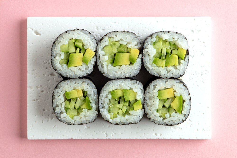 Ролл с огурцом и авокадо