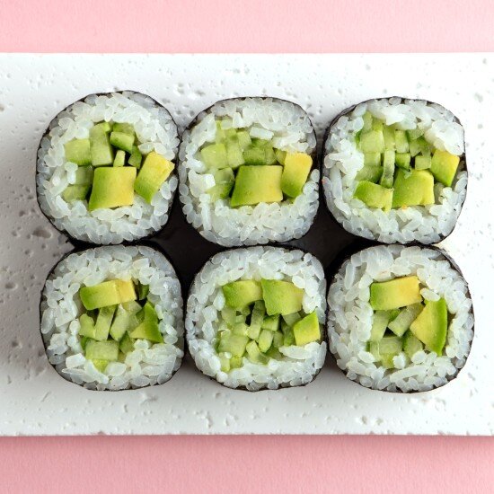 Ролл с огурцом и авокадо