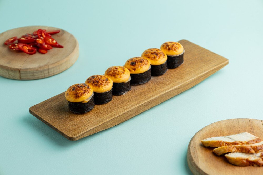 Ролл запеченный с угрем и соусом спайси