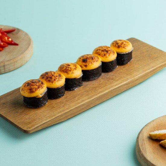 Ролл запеченный с угрем и соусом спайси