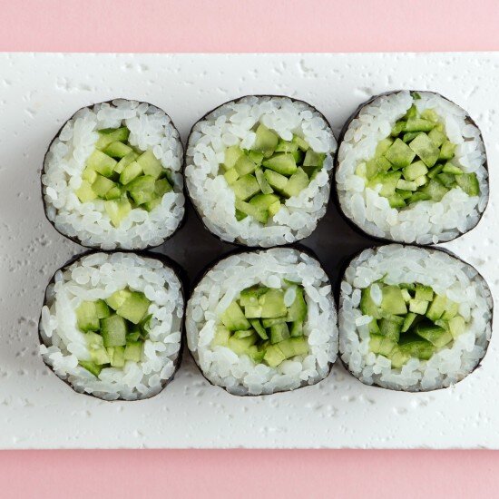 Ролл с авокадо