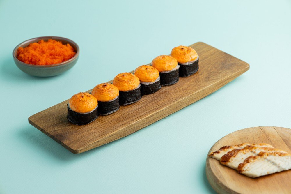 Ролл запеченный с угрем и соусом из икры летучей рыбы