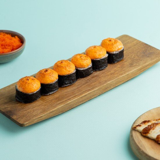 Ролл запеченный с угрем и соусом из икры летучей рыбы