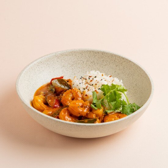 Креветки в соусе том ям с рисом