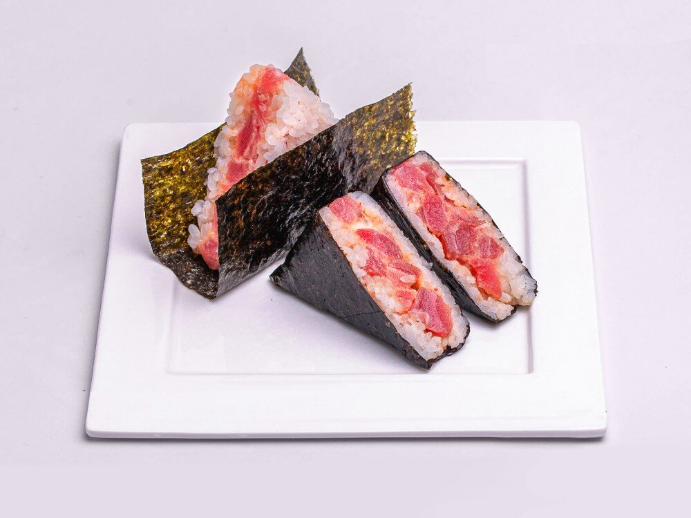 Онигири Тунец в спайси соусе