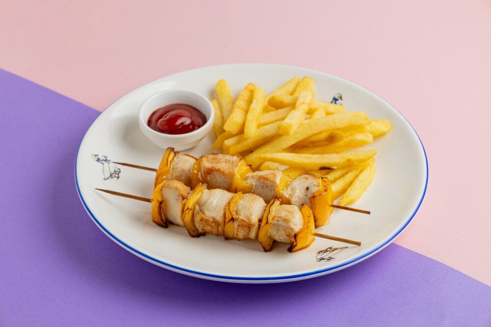 Куриные шашлычки с картофелем фри