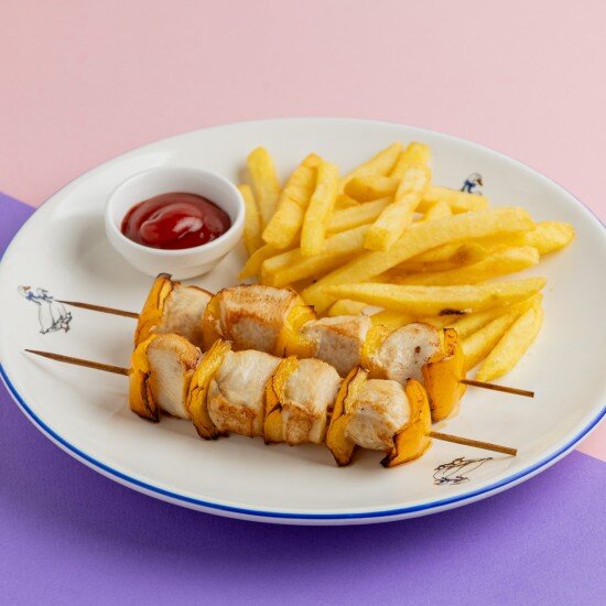 Куриные шашлычки с картофелем фри