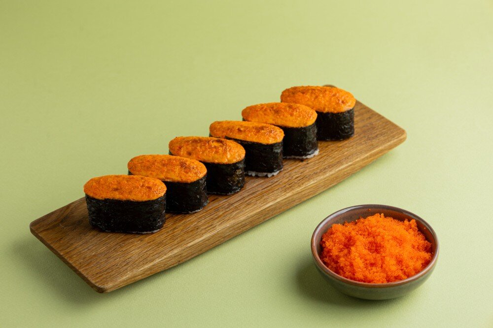 Суши запеченные с икрой летучей рыбы