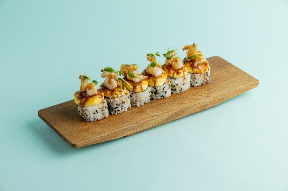 Запеченный ролл с креветкой и сыром пармезан