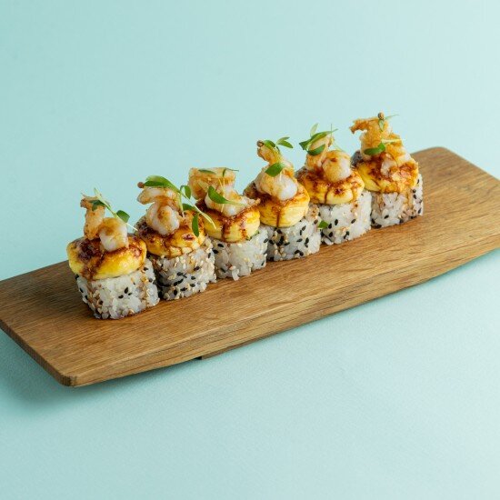 Запеченный ролл с креветкой и сыром пармезан