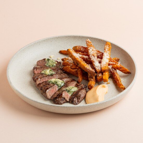 Говяжья вырезка на гриле с чесночным маслом и бататом фри