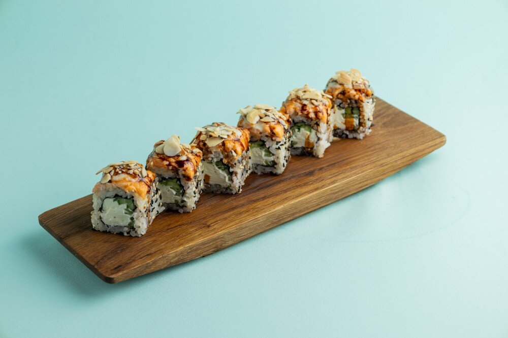 Запеченный ролл с лососем и моцареллой