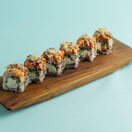 Запеченный ролл с лососем и моцареллой