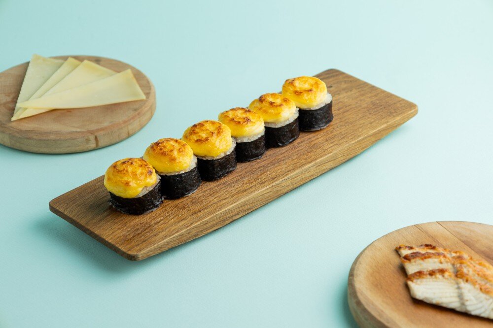 Ролл запеченный с угрем и сырным соусом