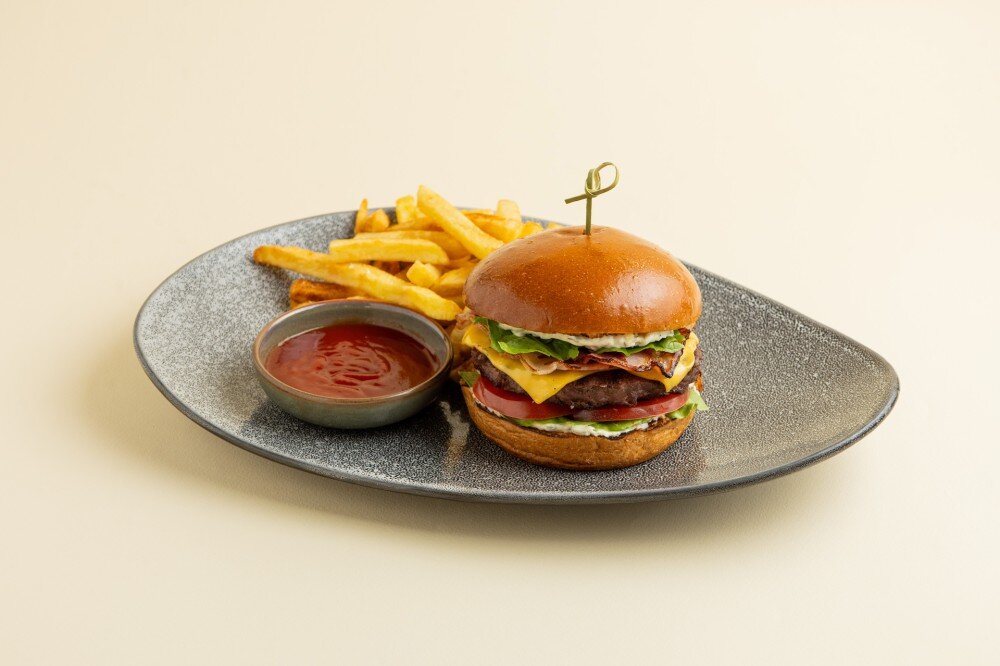 Бургер с котлетой из мраморной говядины, сыром и беконом