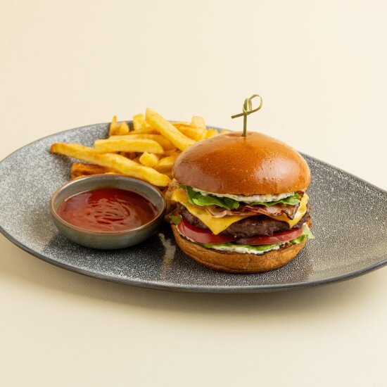 Бургер с котлетой из мраморной говядины, сыром и беконом