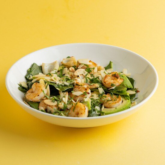 Салат с креветками, кальмаром и авокадо