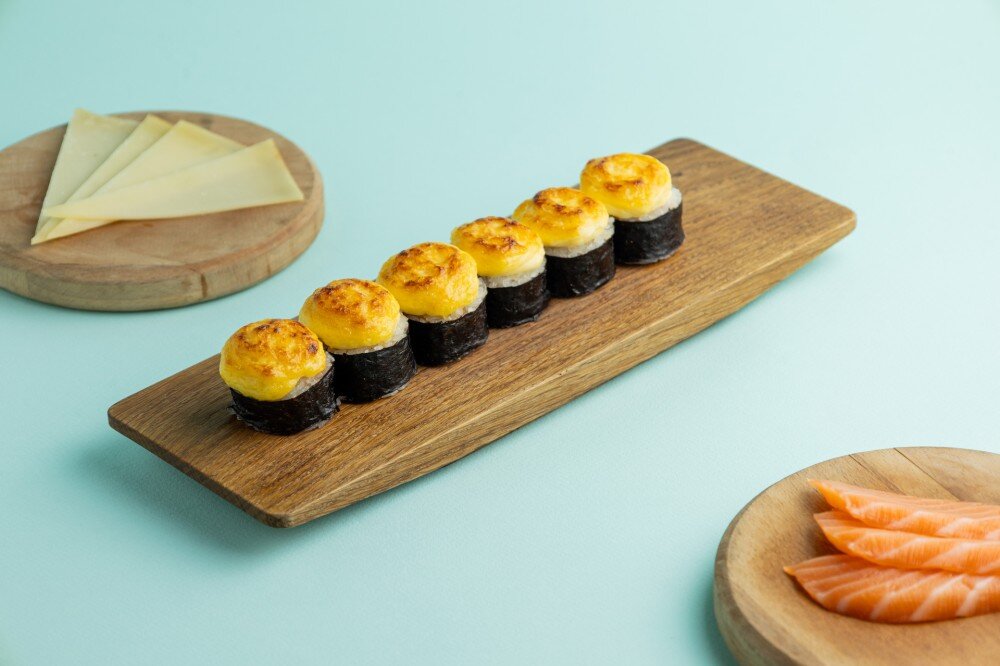 Ролл запеченный с лососем и сырным соусом