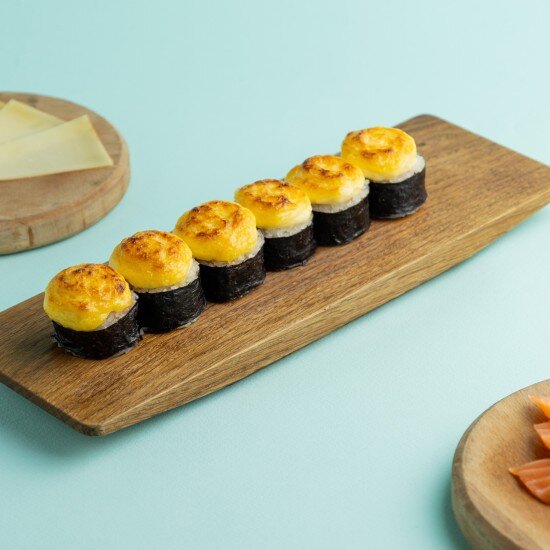 Ролл запеченный с лососем и сырным соусом