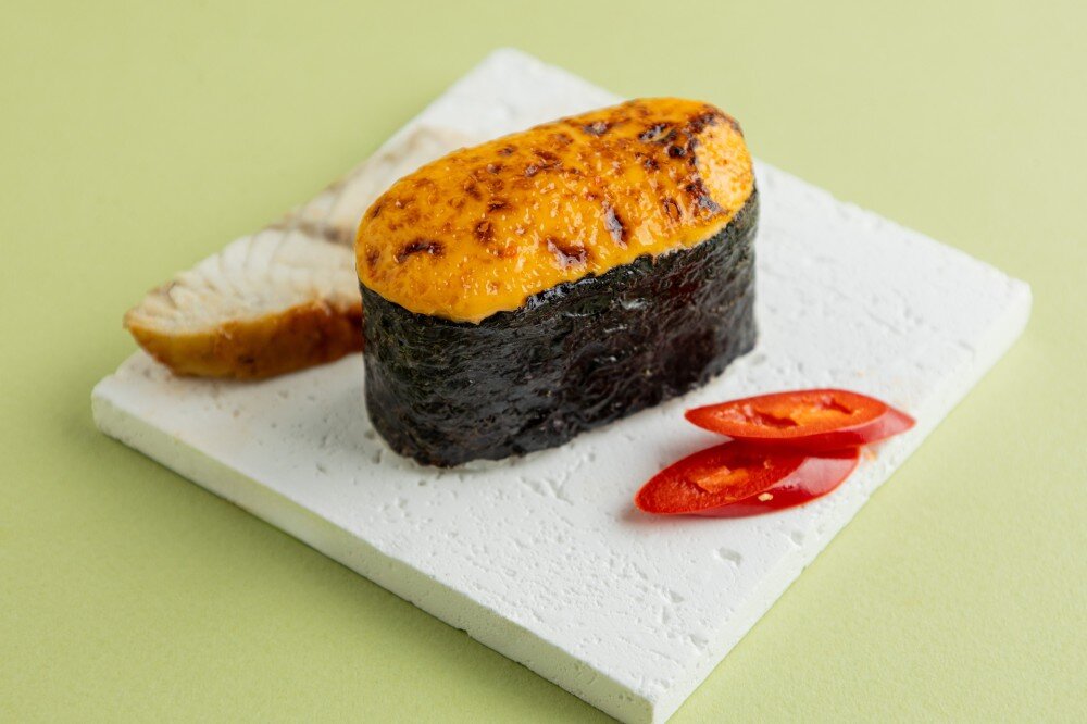 Спайси суши запеченный с угрем