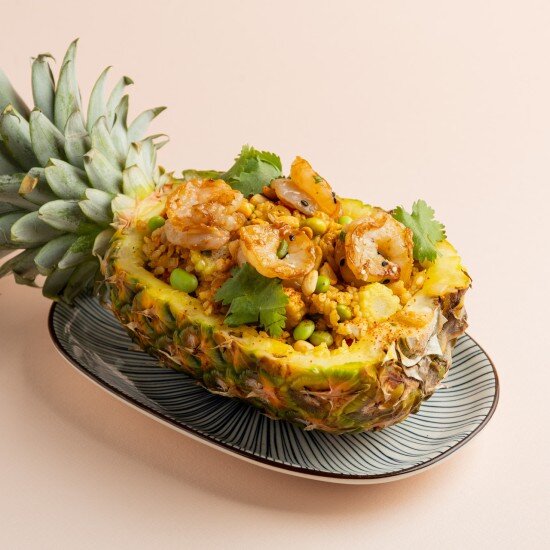 Рис по-тайски Као Пад в ананасе с креветками