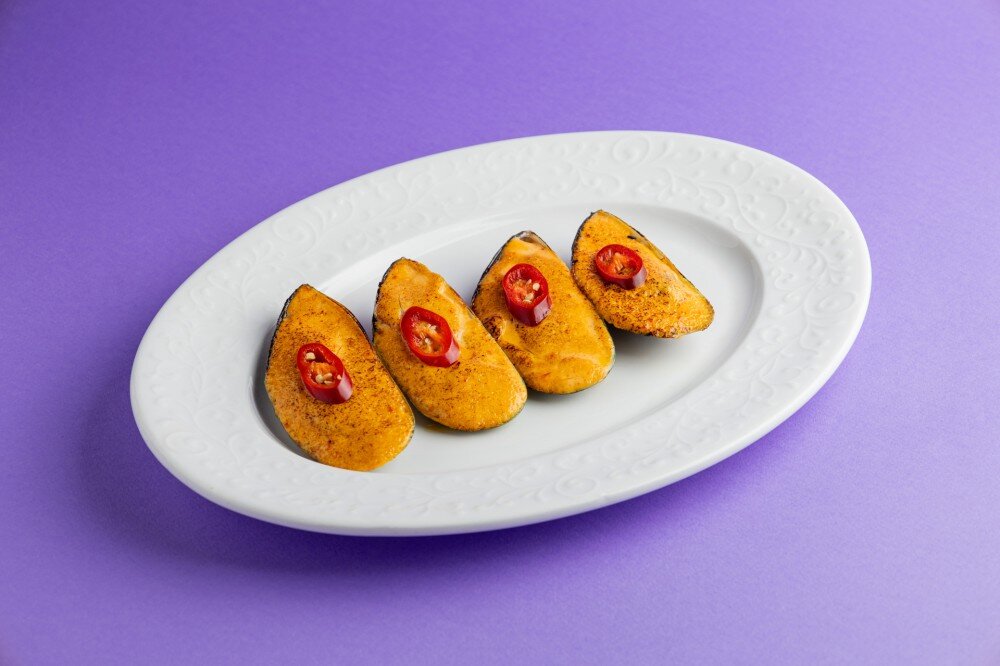 Мидии запеченные в соусе спайси