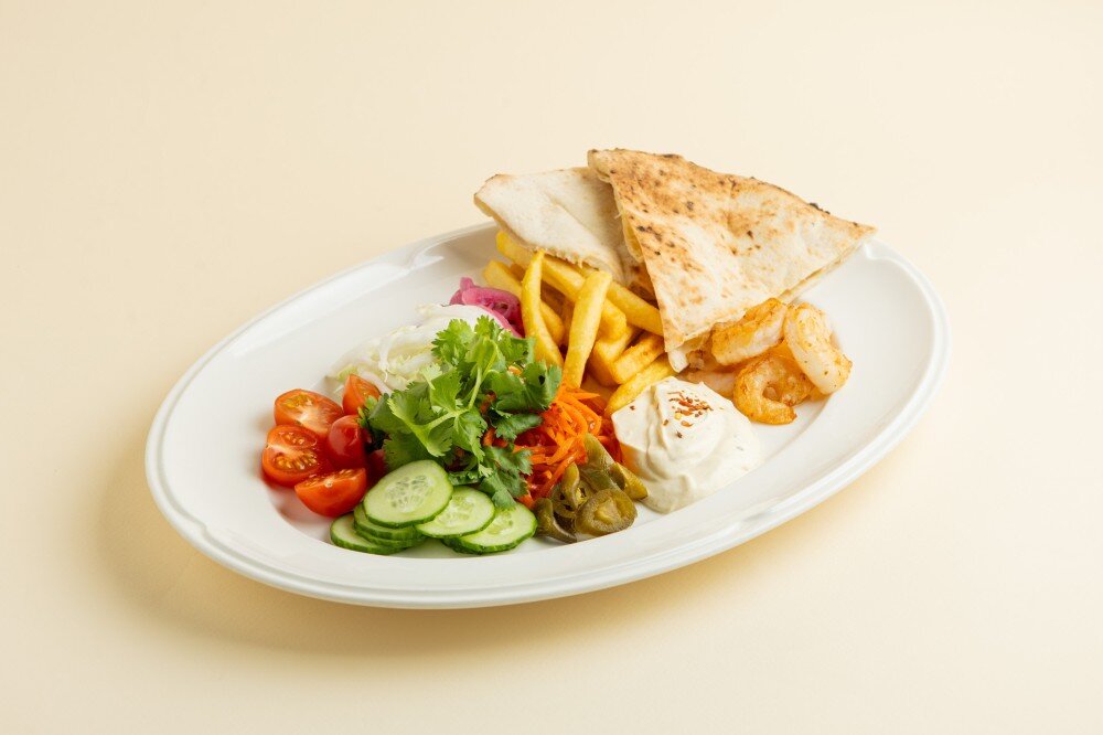 Шаверма на тарелке с креветками