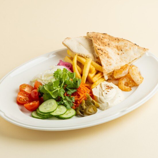 Шаверма на тарелке с креветками