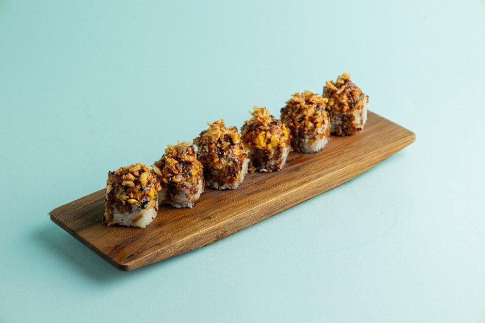 Ролл запеченный с угрем и луком фри