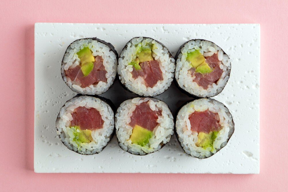 Ролл с тунцом и авокадо