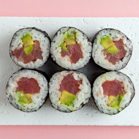 Ролл с тунцом и авокадо