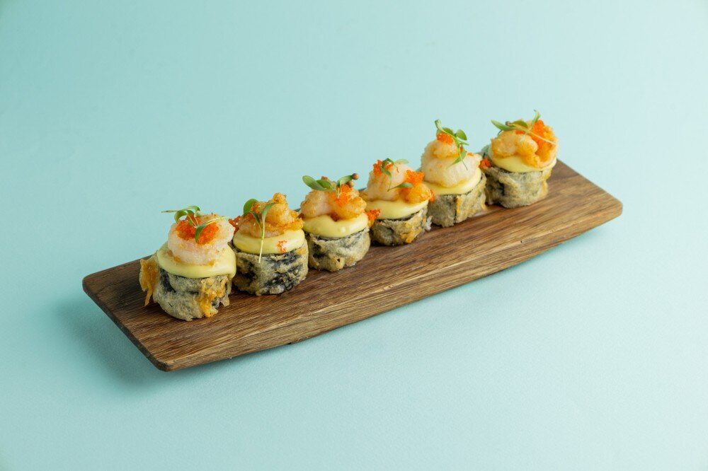 Ролл с попкорном из креветок и соусом васаби