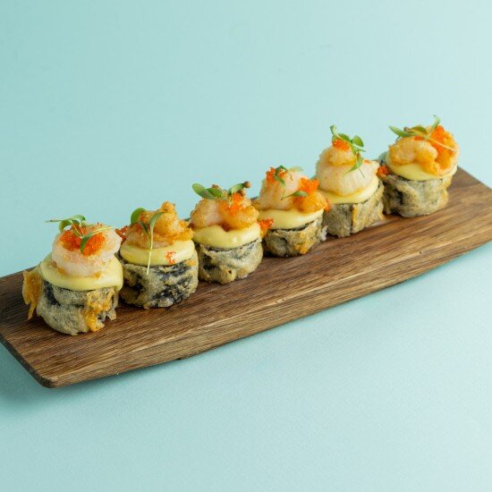 Ролл с попкорном из креветок и соусом васаби