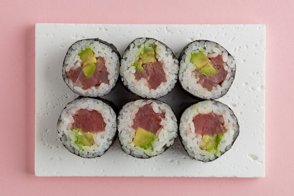 Ролл спайси с тунцом и авокадо