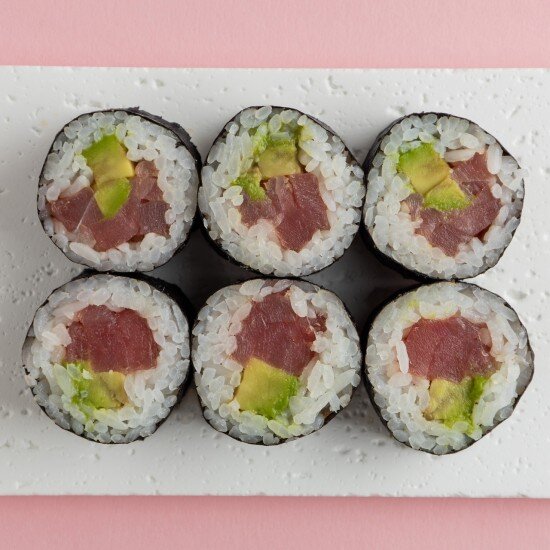Ролл спайси с тунцом и авокадо
