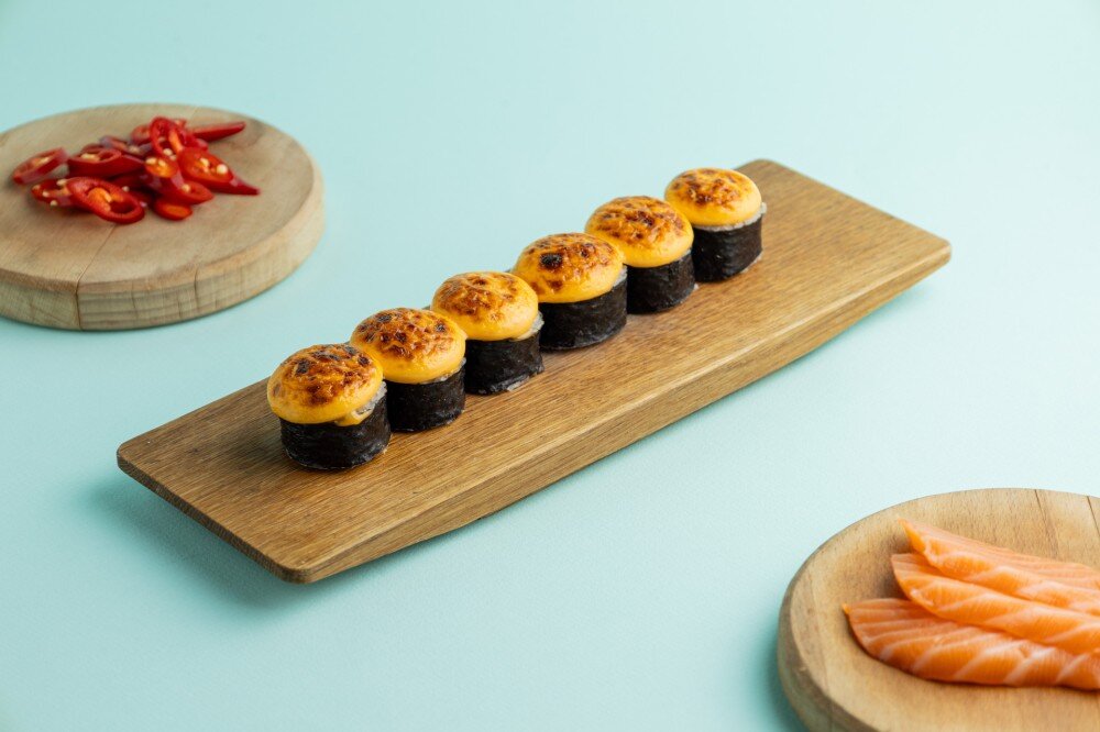 Ролл запеченный с лососем и соусом спайси