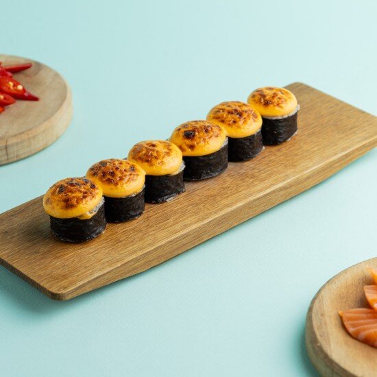 Ролл запеченный с лососем и соусом спайси