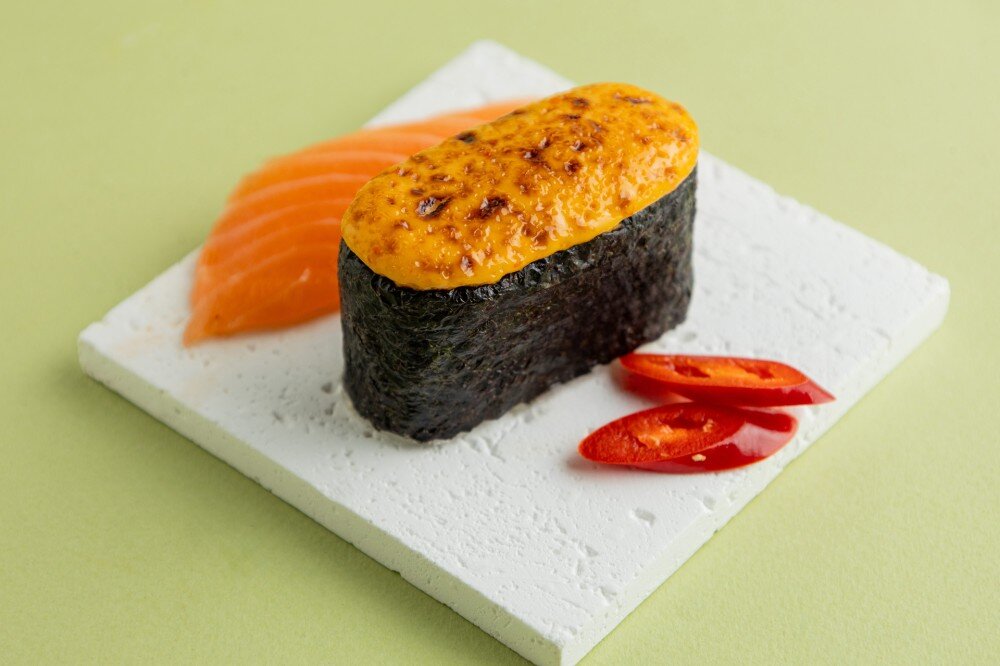 Спайси суши запеченный с лососем