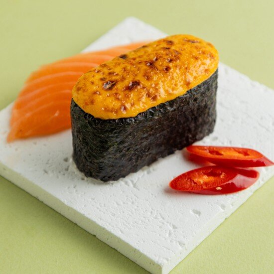 Спайси суши запеченный с лососем