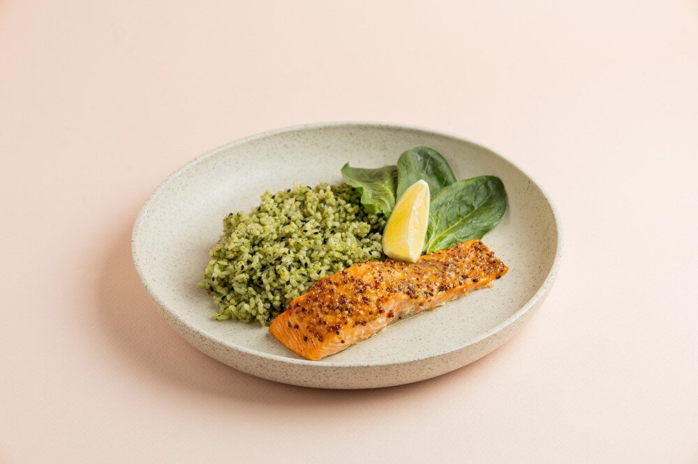 Стейк из лосося с рисом песто