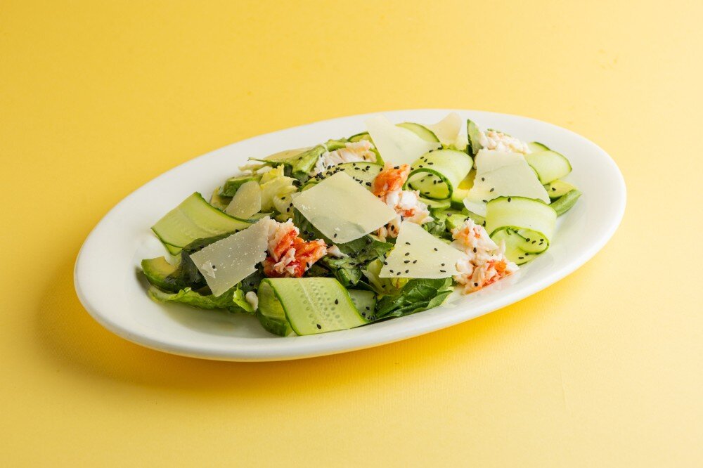 Большой зеленый салат с камчатским крабом