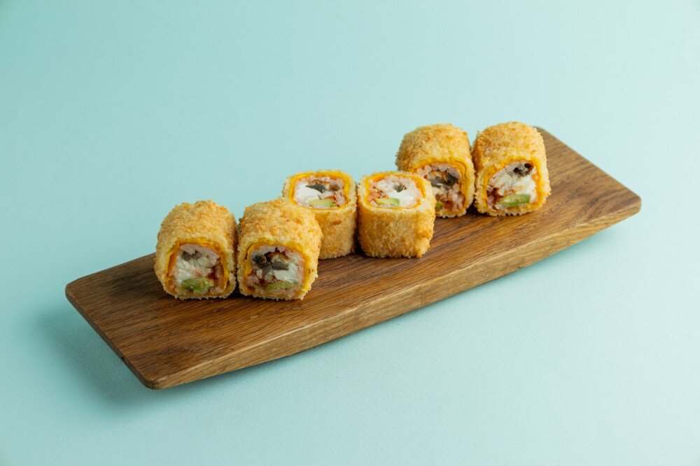 Ролл темпура с угрем и авокадо