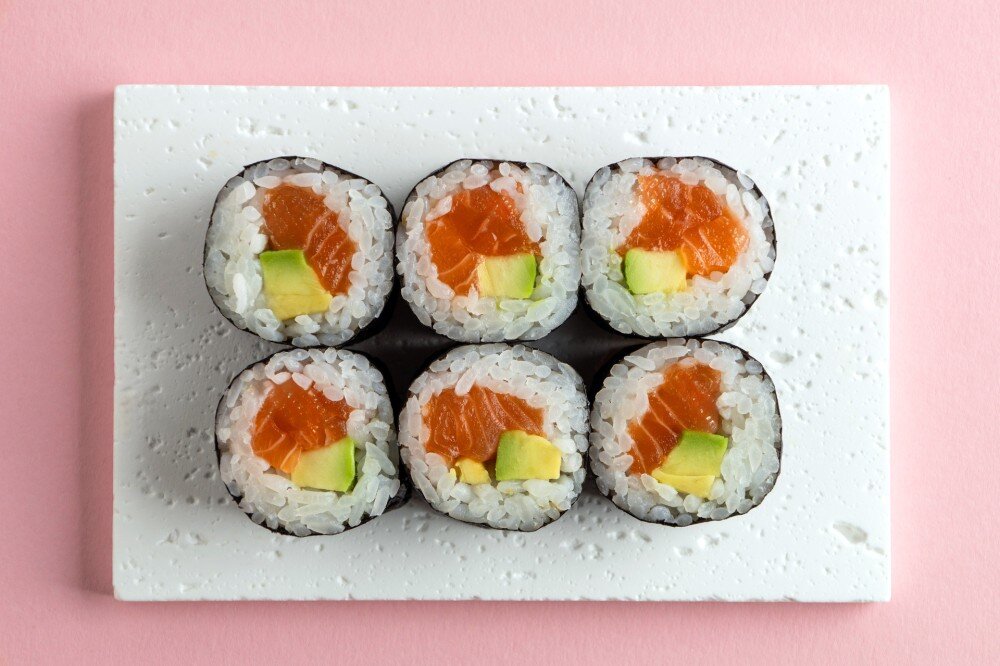 Ролл с лососем и авокадо