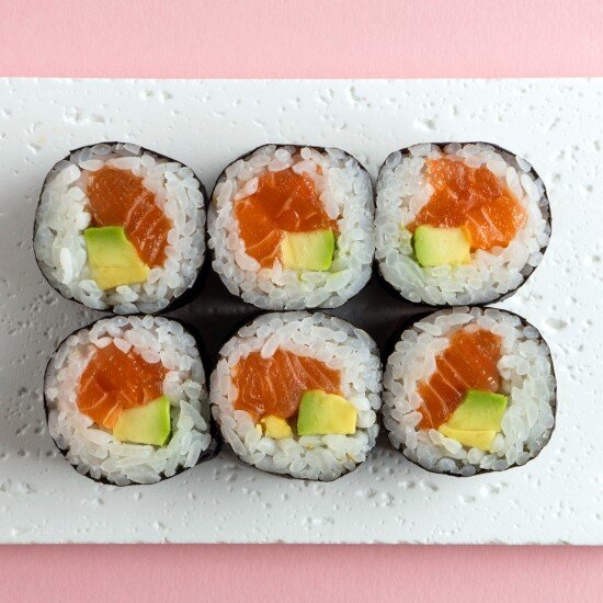 Ролл с лососем и авокадо