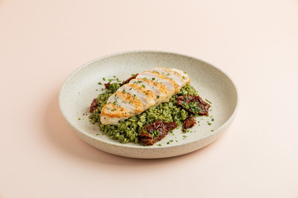 Куриная грудка с рисом песто и вялеными томатами