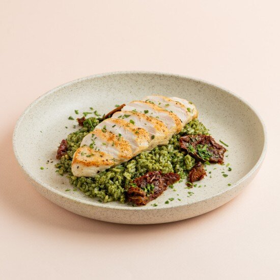 Куриная грудка с рисом песто и вялеными томатами