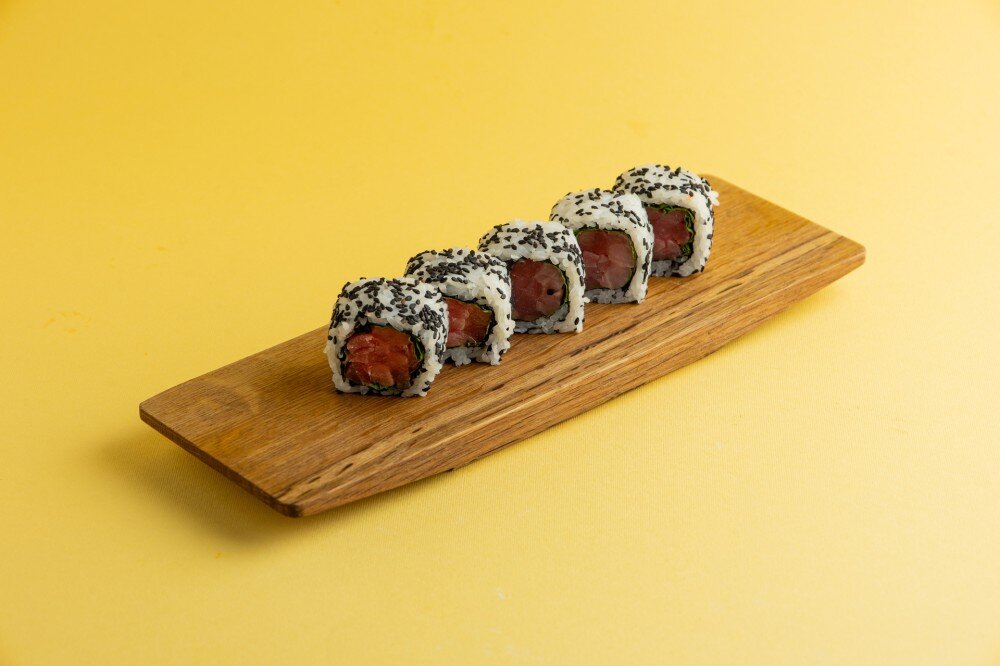 Ролл с тунцом и соусом юдзу